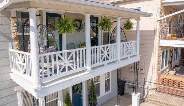 6 KING Beds + Walk to Streetcar + Balcony