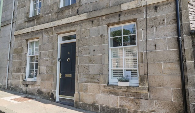 6 KIRKSTYLE, pet friendly, character holiday cottage in Biggar