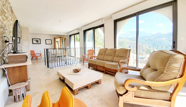 6 kms to beach, stone house of 1850, private garden, quiet, away from crowd