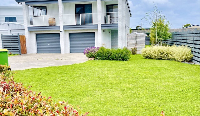 6 Lake st, 4 bedroom , 3 bathroom, 4 toilets, kitchen upstairs and downstairs