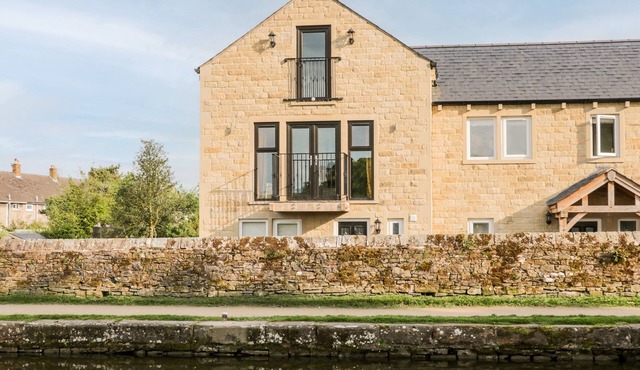 6 LOCK VIEW, pet friendly, with hot tub in Gargrave