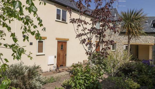 6 MALTHOUSE COURT, pet friendly, country holiday cottage in Watchet