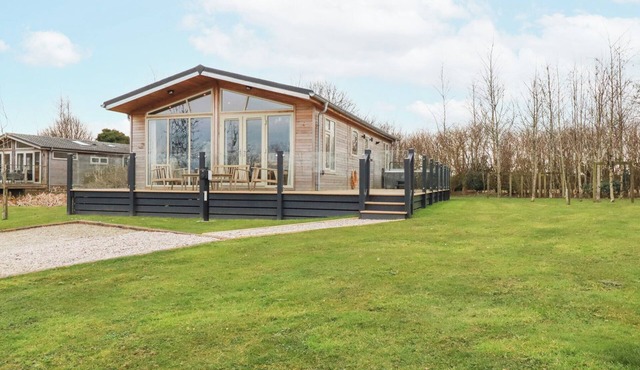 6 MEADOW RETREAT, character holiday cottage, with hot tub in Dobwalls