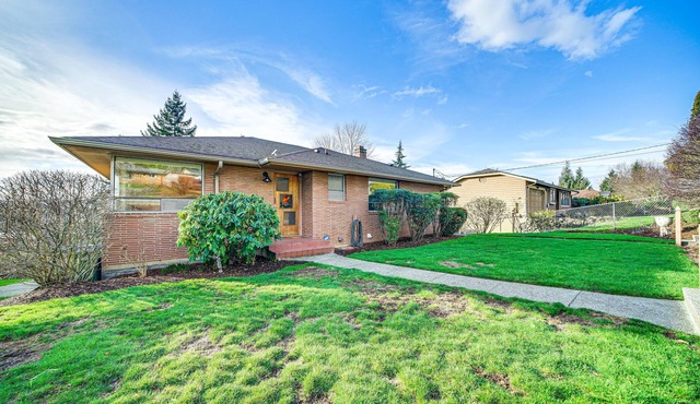 6 Mi to Airport! Quaint Renton Home Near Parks