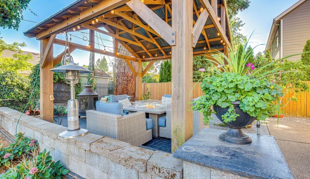 6 Mi to Autzen Stadium: Family Home w/Hot Tub!