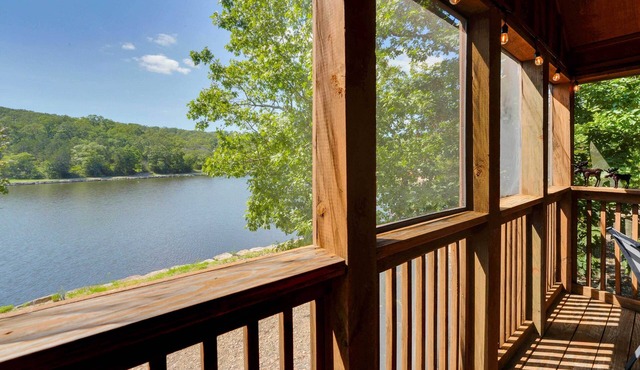 6 Mi to Branson Strip! Lakefront Home w/Fireplace