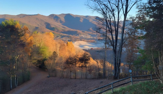 6 Mi to Chatuge Lake: Spacious Cabin w/Mtn Views!