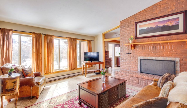 6 Mi to Chico Hot Springs: Villa w/River Access