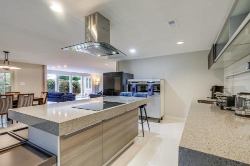 6 Mi to DC To-Dos Large Family Bethesda Home!