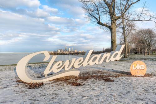 6 Mi to Downtown Cleveland Lakeview Condo!