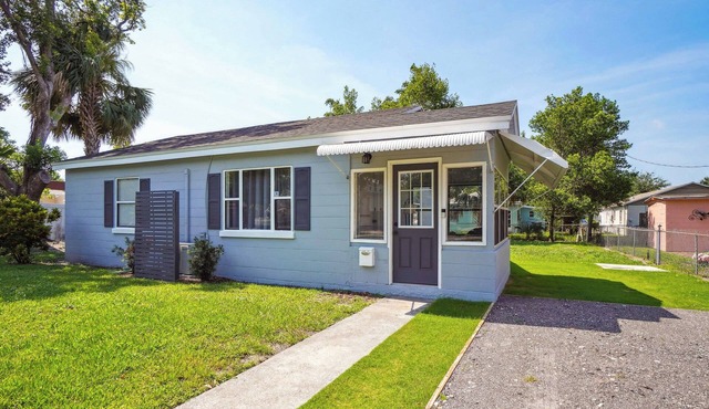 6 Mi to Downtown Orlando: Quiet Home w/Sunroom