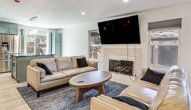 6 Mi to DTC: Work & Play in Denver Suburbs!