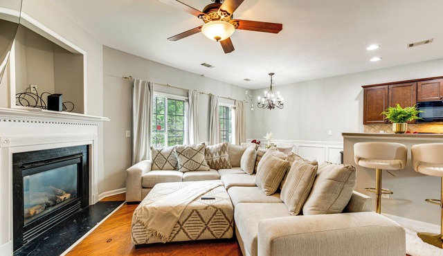 6 Mi to Dtwn ATL: Modern Townhome w/Pool Access