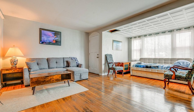 6 Mi to Dtwn Attractions: Buffalo Apartment!