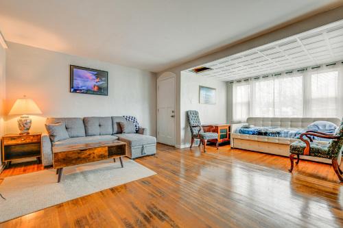 6 Mi to Dtwn Attractions: Buffalo Apartment!