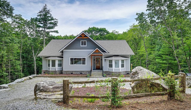 6 Mi to Dtwn Cashiers: Spacious Home w/Deck
