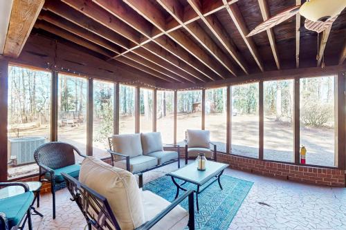 6 Mi to Dtwn Macon Memories Dog-Friendly Haven
