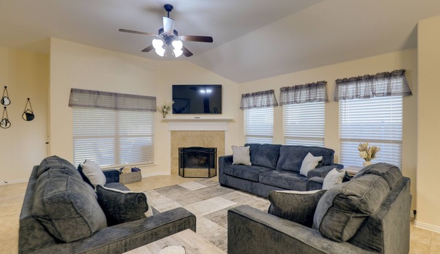 6 Mi to Dtwn Mansfield! Family Getaway w/Patio