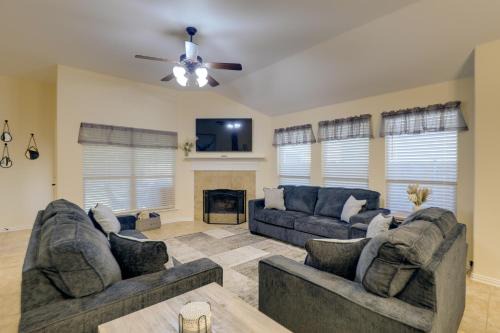 6 Mi to Dtwn Mansfield! Family Getaway w/Patio