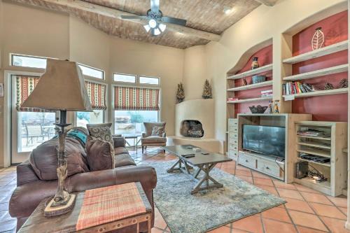 6 Mi to Dtwn Mesa! Pueblo Poolside Retreat