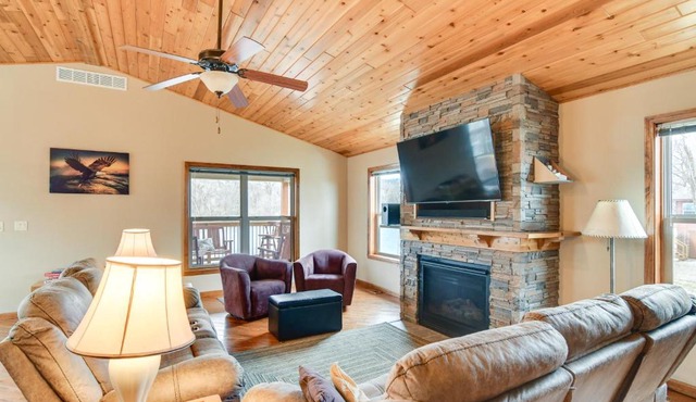 6 Mi to Dtwn Pella Riverfront Cabin with Game Room!