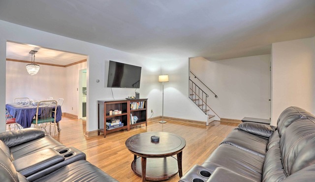6 Mi to Dtwn: Pittsburgh Townhome w/Porch