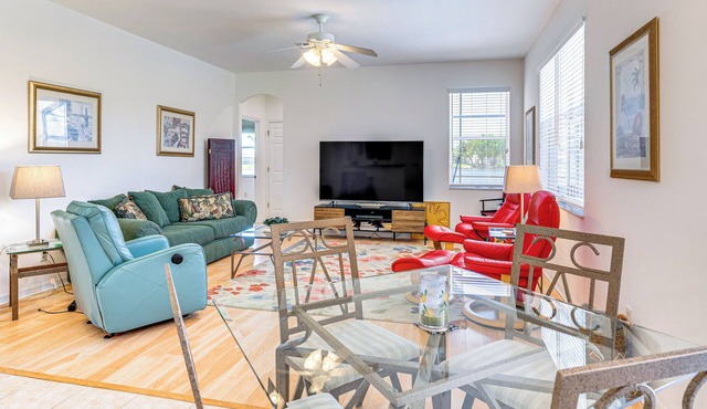 6 Mi to Fort Myers Beach: Lakefront Home w/Pool
