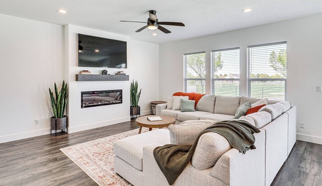 6 Mi to Great Salt Lake: Mtn-View Retreat!