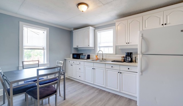6 Mi to Historic Leesburg: Apt w/On-Site Dining