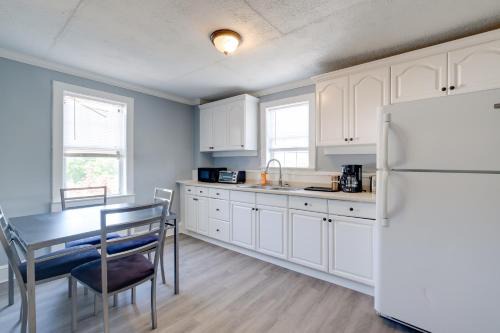 6 Mi to Historic Leesburg Apt with On-Site Dining