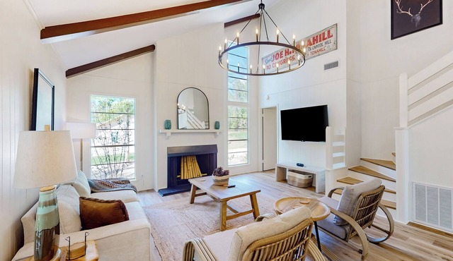 6 Mi to Lake: Brookeland Home w/Treehouse Vibes