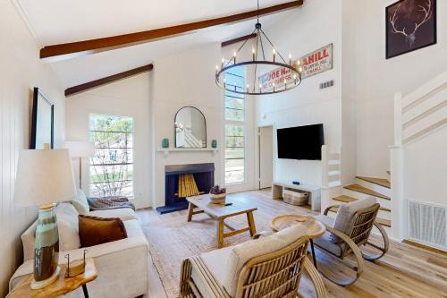 6 Mi to Lake Brookeland Home with Treehouse Vibes