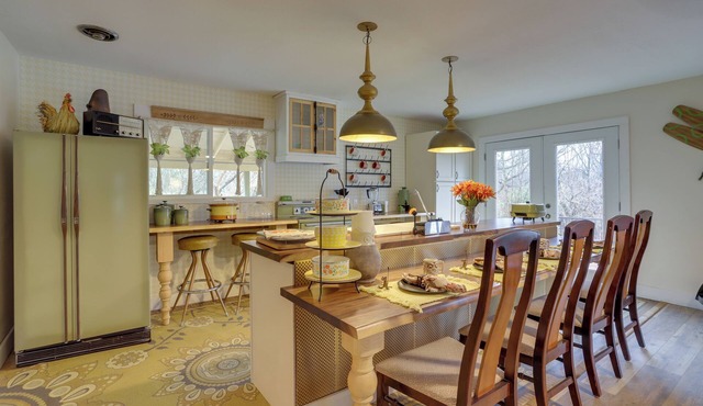 6 Mi to Lake Michigan: Coloma Farmhouse