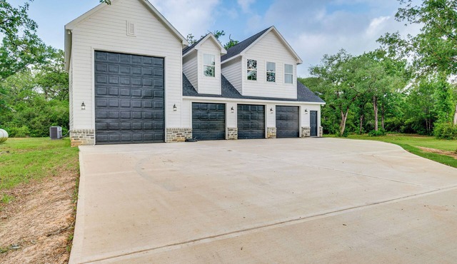 6 Mi to Lake Somerville: Barndominium on 20 Acres