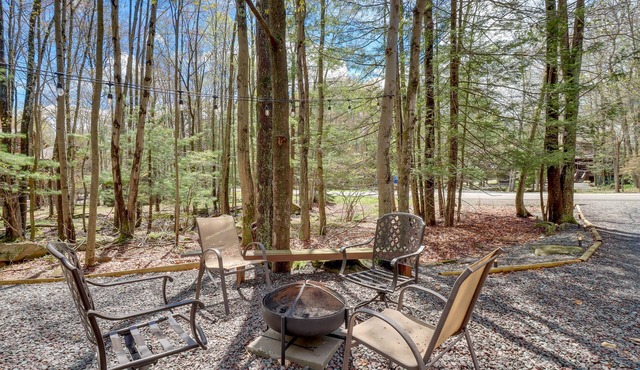 6 Mi to Lake Wallenpaupack: Poconos Getaway!