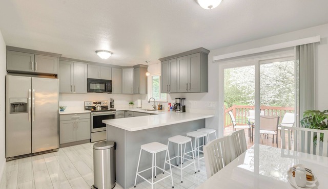 6 Mi to Lumen Field: Family-friendly Seattle Stay!