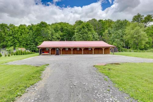 6 Mi to Main Street Dog-Friendly Home in Dover!