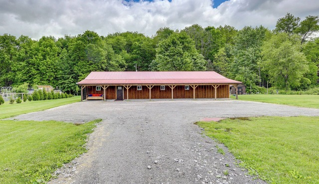 6 Mi to Main Street: Dog-Friendly Home in Dover!