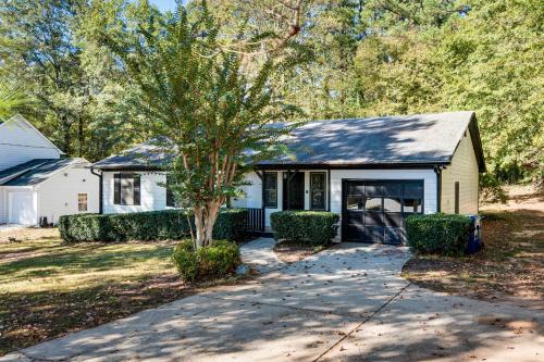 6 Mi to Marietta Square Family Retreat with Yard!