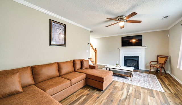 6 Mi to Med District: Greenville Home w/Yard