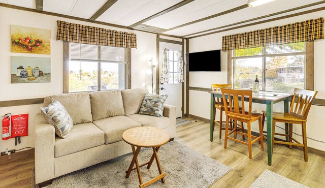 6 Mi to Old Town, Panoramic Views: Cottonwood Gem!