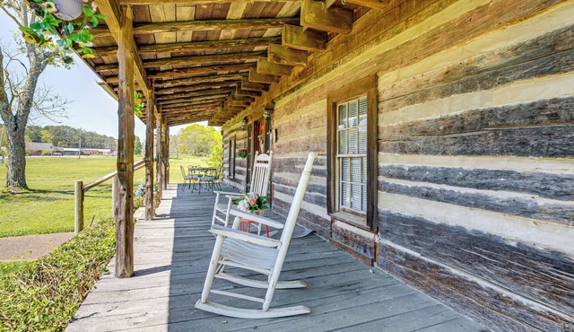 6 Mi to Scottsboro: Apt w/Furnished Porch