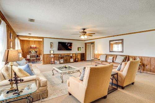 6 Mi to Scottsboro Pet-Friendly Cabin Apt