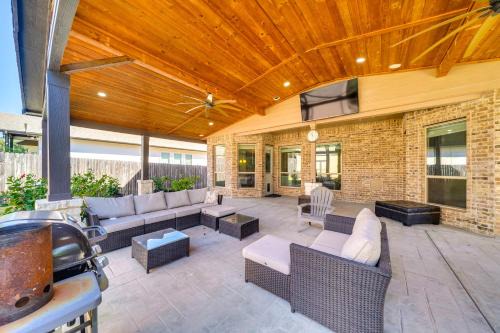 6 Mi to SeaWorld Pet-Friendly Home with Pool Access