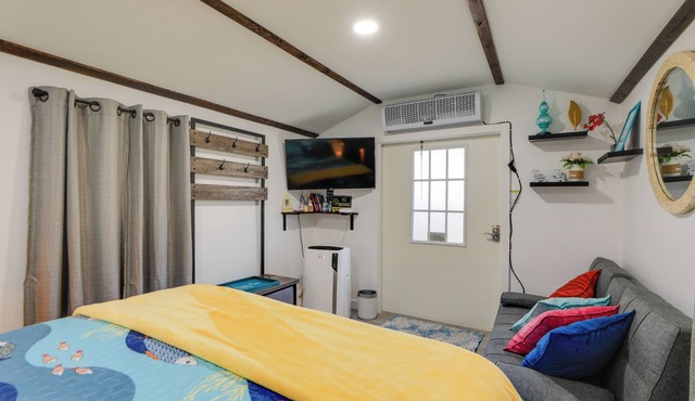 6 Mi to Siesta Beach: Outdoor Oasis w/Hot Tub
