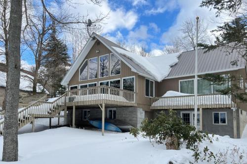 6 Mi to Ski Slopes Oak View Lakefront Home!