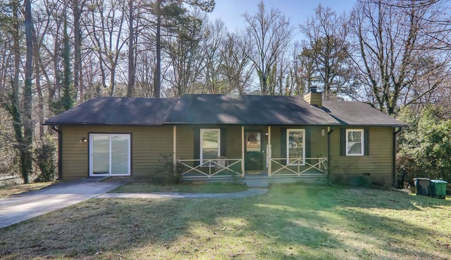 6 Mi to Stone Mtn Park: ‘The Forrest’ Home w/Deck