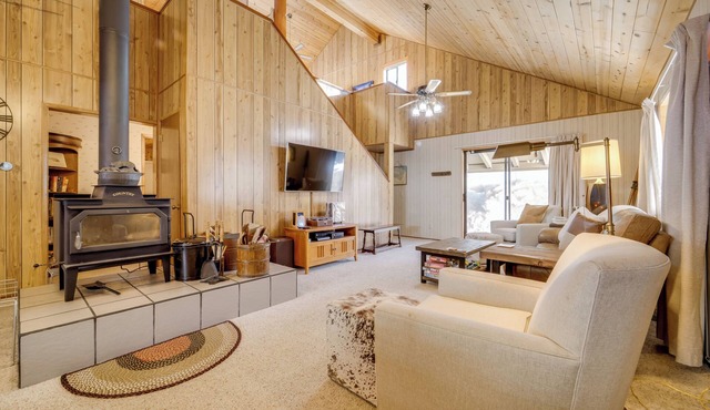 6 Mi to Sugar Bowl Resort: Soda Springs Cabin!
