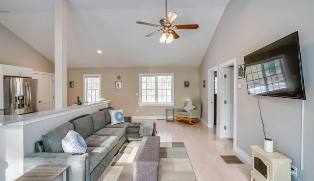 6 Mi to Tanglewood! High-End Lee Apartment
