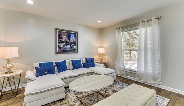 6 Mi to Uptown Charlotte: Renovated Townhome!